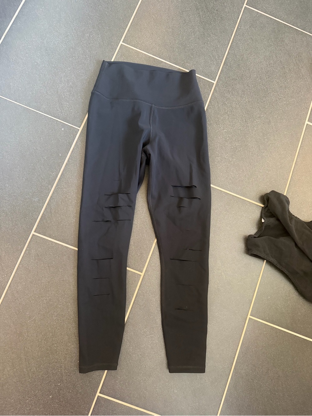 ALO Yoga Black 7/8 Ripped Warrior Leggings size small EUC